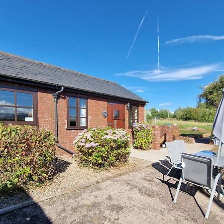 Swallows Nest Guest House - With Hot Tub Abergavenny Extérieur photo