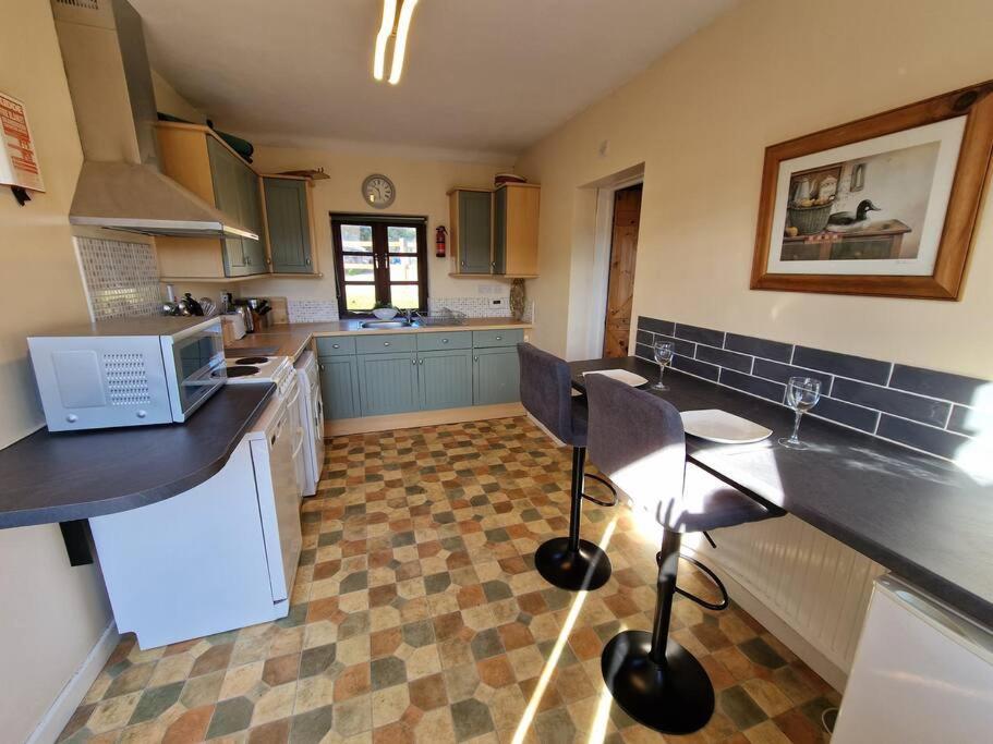 Swallows Nest Guest House - With Hot Tub Abergavenny Extérieur photo