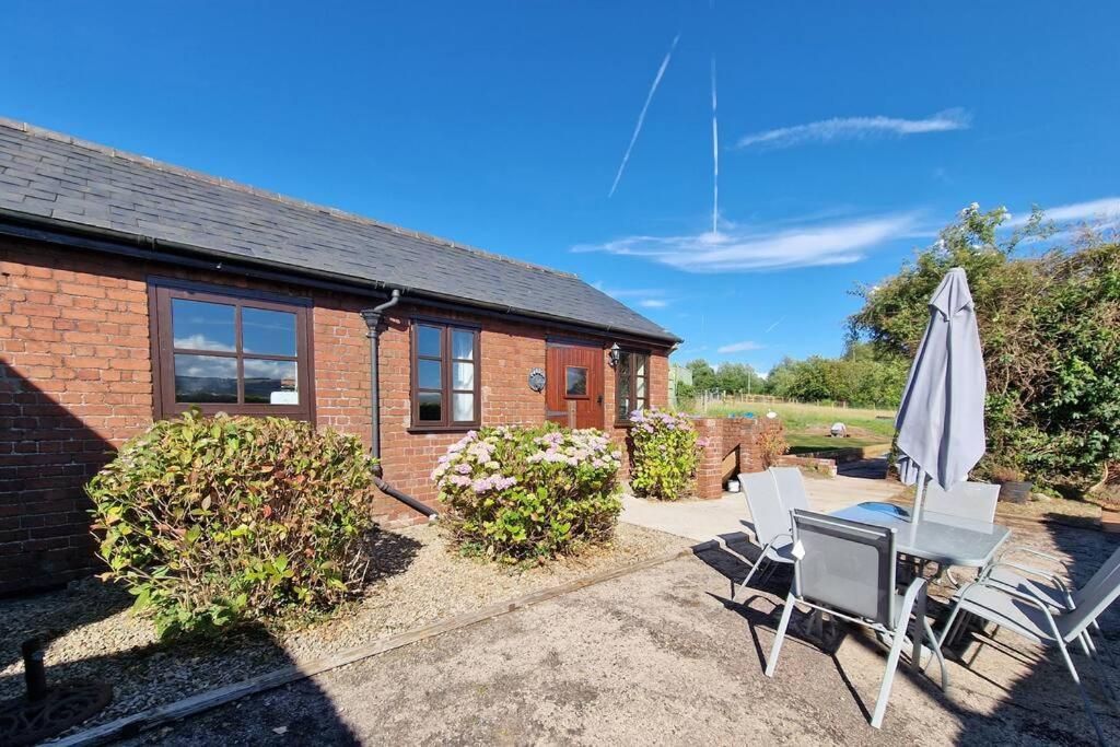 Swallows Nest Guest House - With Hot Tub Abergavenny Extérieur photo
