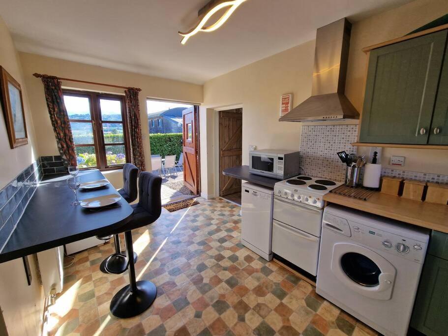 Swallows Nest Guest House - With Hot Tub Abergavenny Extérieur photo