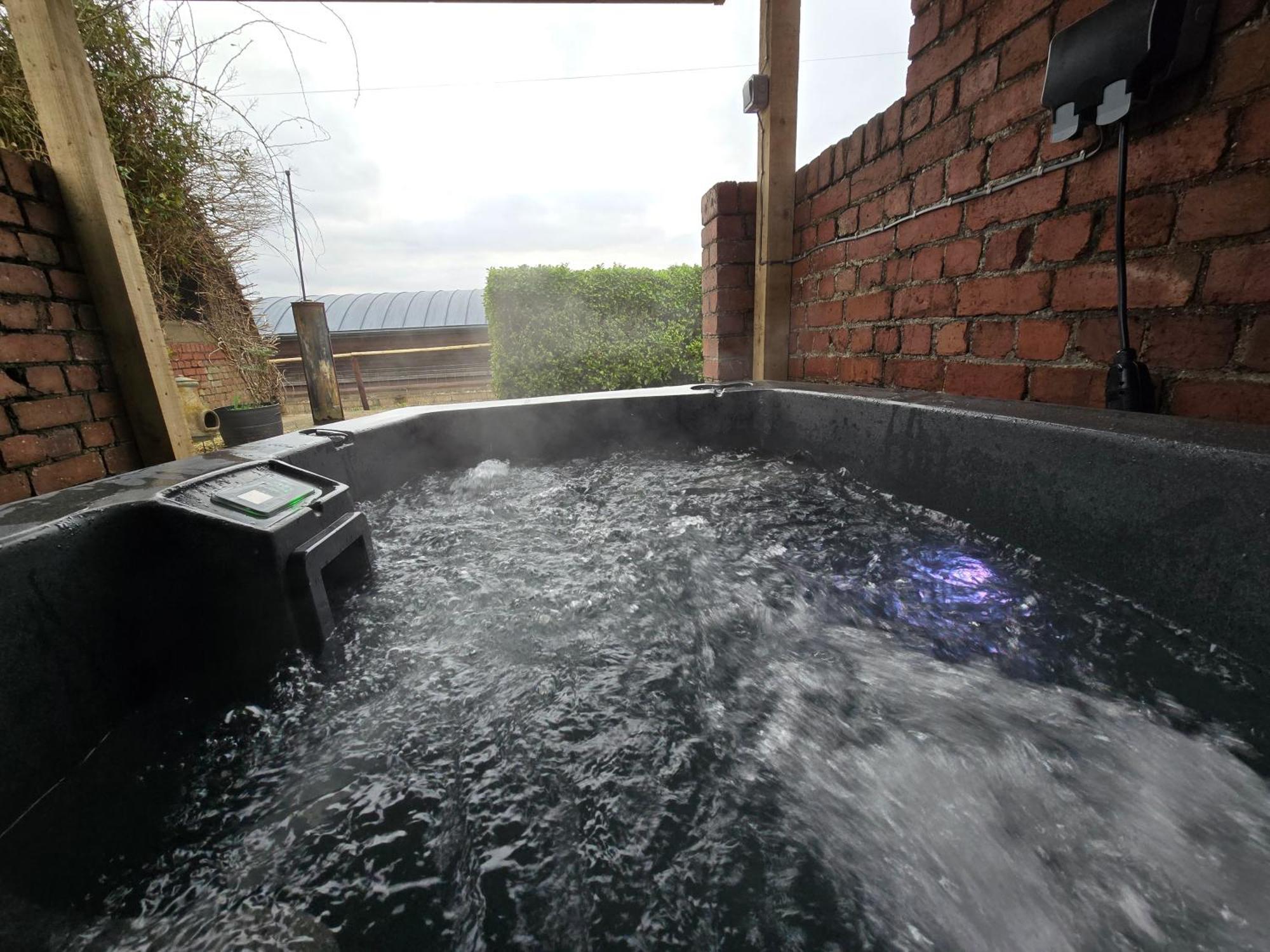 Swallows Nest Guest House - With Hot Tub Abergavenny Extérieur photo