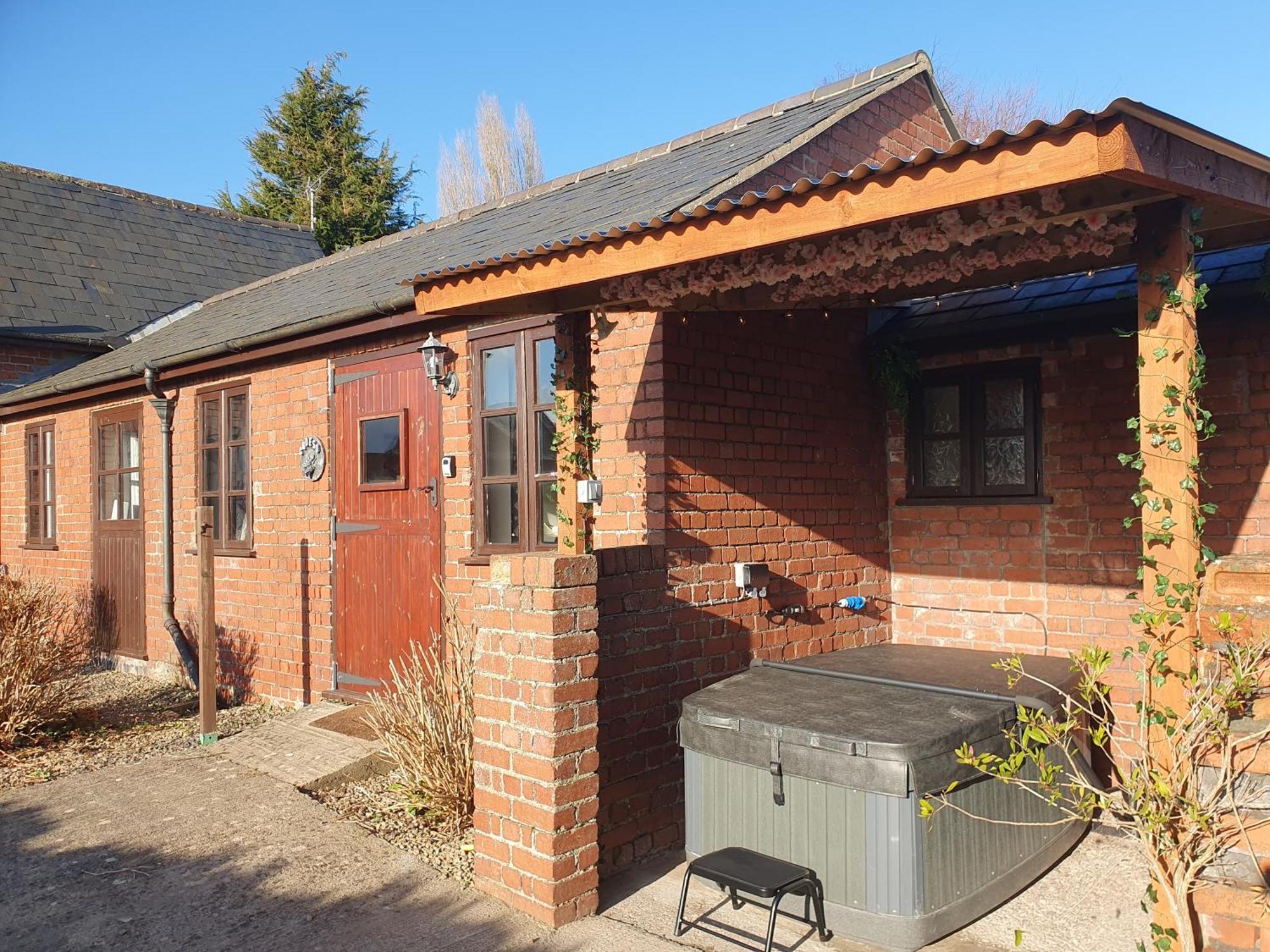 Swallows Nest Guest House - With Hot Tub Abergavenny Extérieur photo